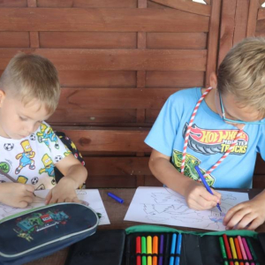 pokaż obrazek - Zajęcia plastyczne w plenerze