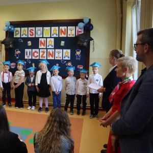 pokaż obrazek - Ślubowanie i pasowanie na ucznia klasy pierwszej 