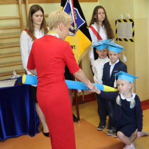 pokaż obrazek - Ślubowanie i pasowanie na ucznia klasy pierwszej 