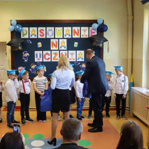 pokaż obrazek - Ślubowanie i pasowanie na ucznia klasy pierwszej 