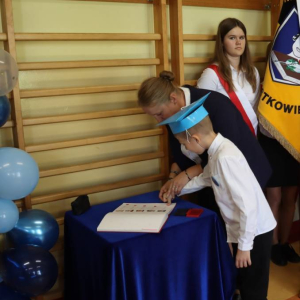 pokaż obrazek - Ślubowanie i pasowanie na ucznia klasy pierwszej 