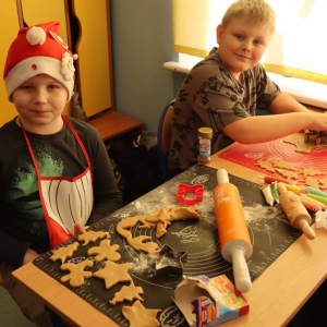 pokaż obrazek -  Pieczemy pierniczki i składamy życzenia