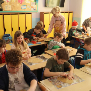 pokaż obrazek -  Pieczemy pierniczki i składamy życzenia