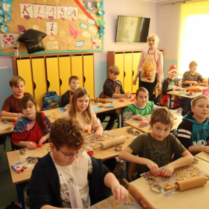 pokaż obrazek -  Pieczemy pierniczki i składamy życzenia