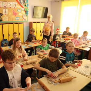 pokaż obrazek -  Pieczemy pierniczki i składamy życzenia