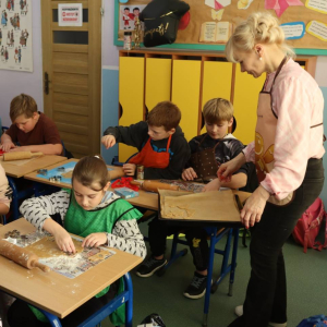 pokaż obrazek -  Pieczemy pierniczki i składamy życzenia