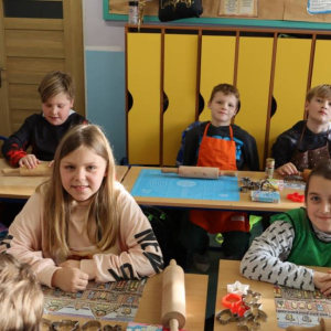 pokaż obrazek -  Pieczemy pierniczki i składamy życzenia