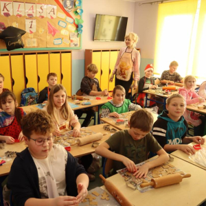pokaż obrazek -  Pieczemy pierniczki i składamy życzenia