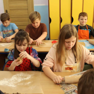 pokaż obrazek -  Pieczemy pierniczki i składamy życzenia