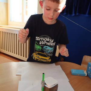 pokaż obrazek -  Kodujemy z wykorzystaniem robotów edukacyjnych GeniBot oraz Photon 