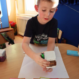 pokaż obrazek -  Kodujemy z wykorzystaniem robotów edukacyjnych GeniBot oraz Photon 