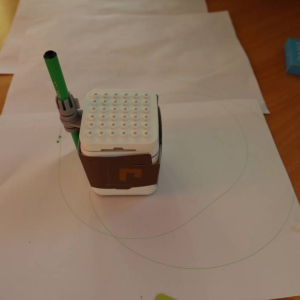 pokaż obrazek -  Kodujemy z wykorzystaniem robotów edukacyjnych GeniBot oraz Photon 