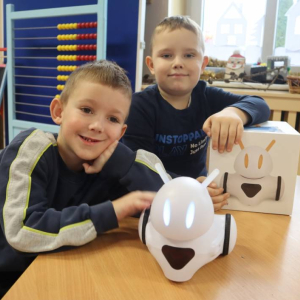pokaż obrazek -  Kodujemy z wykorzystaniem robotów edukacyjnych GeniBot oraz Photon 