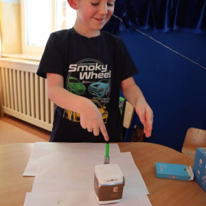 pokaż obrazek -  Kodujemy z wykorzystaniem robotów edukacyjnych GeniBot oraz Photon 