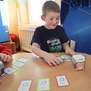 pokaż obrazek -  Kodujemy z wykorzystaniem robotów edukacyjnych GeniBot oraz Photon 