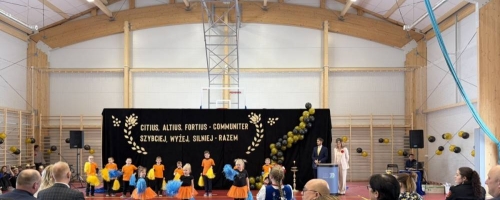 Fotorelacja z uroczystego otwarcia hali sportowej „Olimpia” przy Szkole Podstawowej im. Róży Zamoyskiej w Częstkowie - część 4