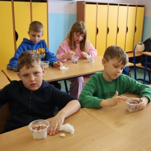 pokaż obrazek -  Pierwszoklasiści zasiali rzeżuchę