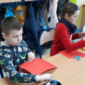 pokaż obrazek - Uczniowie tworzą apteczkę pierwszej pomocy.