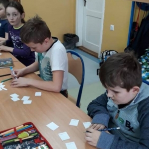 pokaż obrazek - Dzieci rysują kolejne klatki - tworzą film animowany.