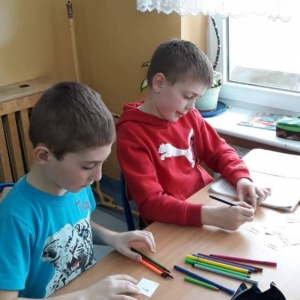 pokaż obrazek - Dzieci rysują kolejne klatki - tworzą film animowany.