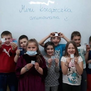 pokaż obrazek - Dzieci prezentują swoje prace.