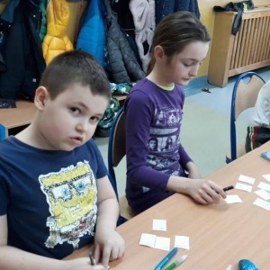 pokaż obrazek - Dzieci rysują kolejne klatki - tworzą film animowany.