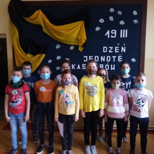 pokaż obrazek - Uczniowie śpiewają hymn kaszubski.