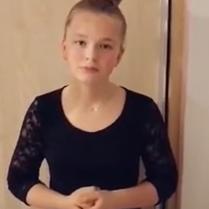 pokaż obrazek - Uczennica recytuje wiersz.
