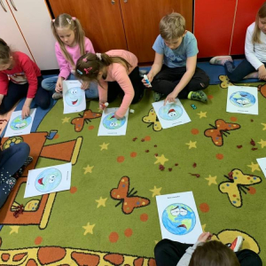 pokaż obrazek - Przedszkolaki wykonują prace plastyczne