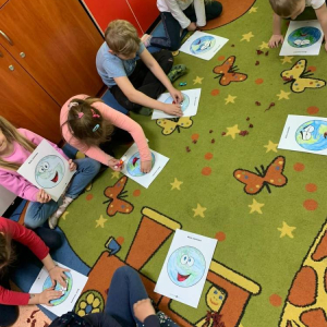 pokaż obrazek - Przedszkolaki wykonują prace plastyczne