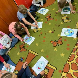 pokaż obrazek - Przedszkolaki wykonują prace plastyczne