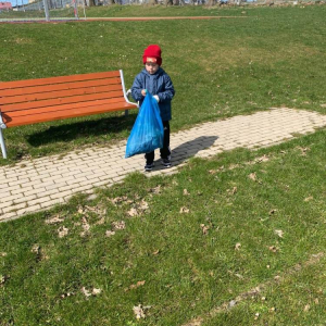 pokaż obrazek - Dzieci zbierają odpady w okolicach szkoły.