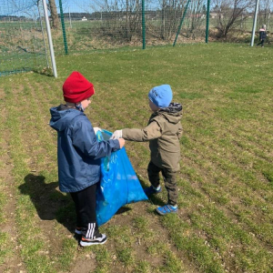 pokaż obrazek - Dzieci zbierają odpady w okolicach szkoły.