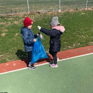pokaż obrazek - Dzieci zbierają odpady w okolicach szkoły.