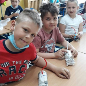 pokaż obrazek - Uczniowie prezentują swoje prace.