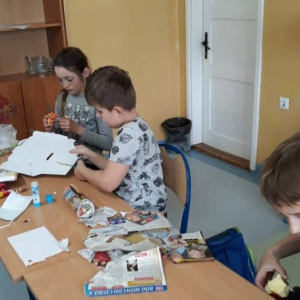 pokaż obrazek - Uczniowie wykonują kotki z odpadów.