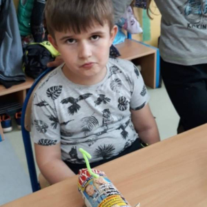 pokaż obrazek - Uczeń prezentuje swoją pracę.