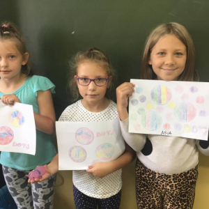 pokaż obrazek - Uczniowie prezentują swoje prace