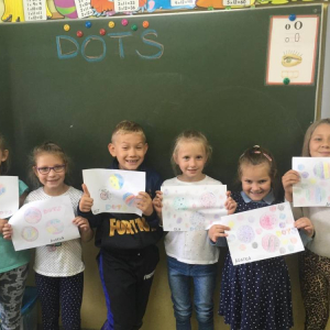 pokaż obrazek - Uczniowie prezentują swoje prace