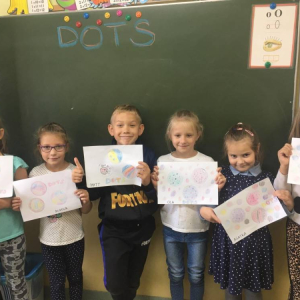 pokaż obrazek - Uczniowie prezentują swoje prace