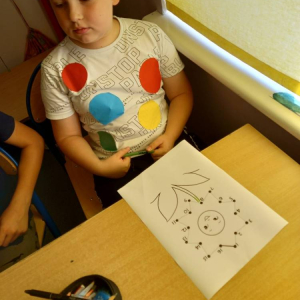 pokaż obrazek - Uczeń wykonuje zadanie
