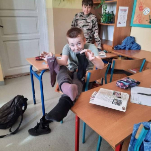 pokaż obrazek - Chłopiec prezentuje skarpetki