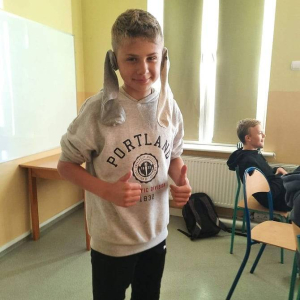 pokaż obrazek - Chłopiec prezentuje skarpetki