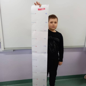 pokaż obrazek - Dziecko trzyma miarkę