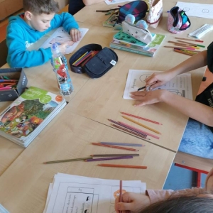 pokaż obrazek - Uczniowie kolorują