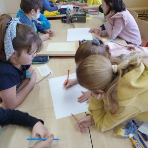 pokaż obrazek - Uczniowie kolorują