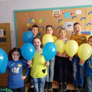 pokaż obrazek - Dzieci z balonami