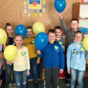 pokaż obrazek - Dzieci z balonami