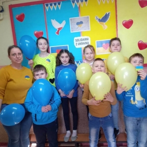 pokaż obrazek - Dzieci z balonami