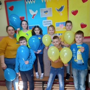 pokaż obrazek - Dzieci z balonami